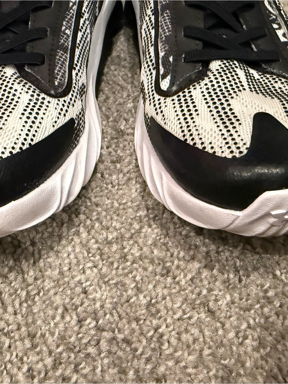 Under Armour-SCRAMJET Black & White Athletic Sneakers with Blue Accent sz 3kids - Picture 6 of 6